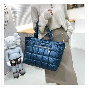 Dettaglio della borsa tote trapuntata blu navy con zip in metallo e tessuto imbottito