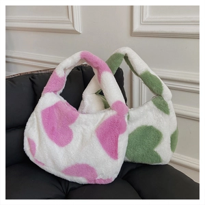 Détail de sacs à main en fausse fourrure pelucheuse avec motifs de cœurs rose et vert