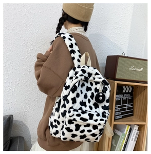 Dettaglio zaino in peluche maculato con morbida pelliccia e spallacci in tessuto beige