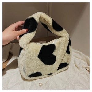 Détail du sac à bandoulière en fausse fourrure imprimé vache avec texture pelucheuse