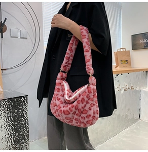 Detailansicht der weichen plüschigen Schultertasche mit rosa Leopardenmuster und Reißverschluss