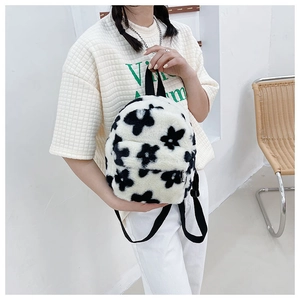 Détails du sac à dos en peluche douce avec motifs floraux noirs et sangles en nylon