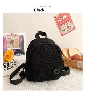 Detailansicht des schwarzen Cord-Minirucksacks mit strukturierter Vordertasche und D-Ring