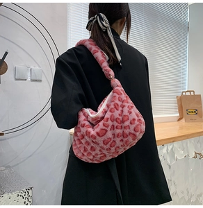 Detail der flauschigen Schultertasche mit rosa Leopardenmuster und weicher Pelzstruktur