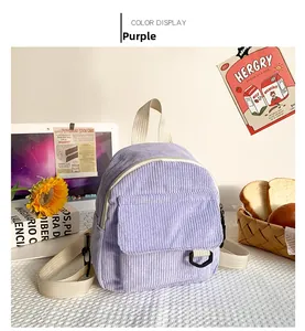 Detail eines lila Cord-Minirucksacks mit grober Rippstruktur und weißen Baumwollgurten