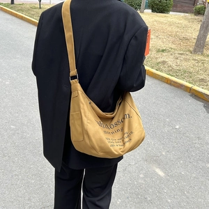 Borsa a tracolla in tela giallo senape con stampa artistica e tracolla larga