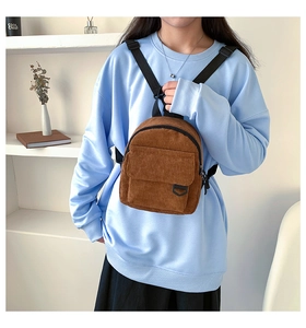 Kleiner brauner Cord-Rucksack mit weicher Rippenstruktur und verstellbarem Gurtband