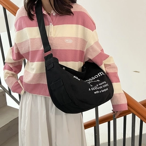 Borsa a tracolla in tela nera alla moda con scritte bianche e ampia tracolla regolabile