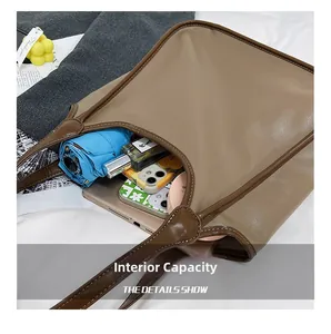 Vue détaillée du grand sac cabas en similicuir kaki pour tablettes et objets du quotidien