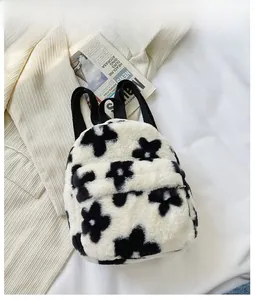 Détail du sac à dos en peluche à fleurs noir et blanc avec bretelles en sangle souple