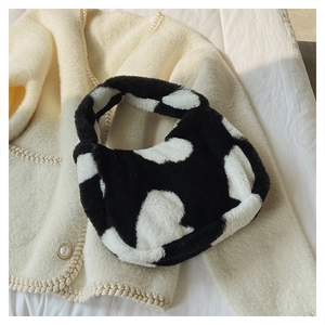 Gros plan sur la texture douce en fausse fourrure à motif vache du petit sac à main