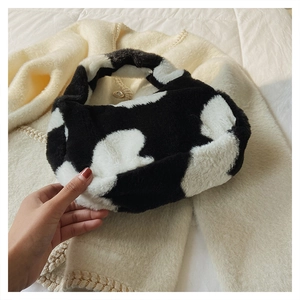 Gros plan sur la texture d'un sac à main en fausse fourrure à imprimé vache doux