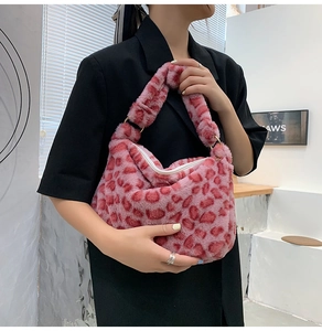 Detailansicht der rosa Plüschtasche mit Leopardenmuster und weichem Schultergurt