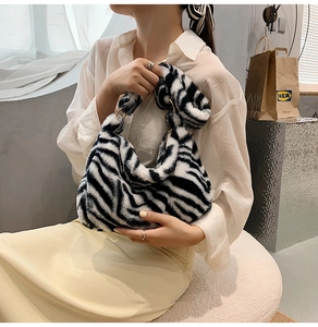 Detailansicht der Zebra-Plüschtasche aus Kunstfell mit goldenem Metallring-Verschluss
