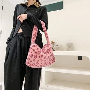 Sac à bandoulière chic en peluche à imprimé léopard rose avec une texture douce tendance