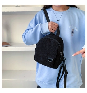 Details des schwarzen Cord-Minirucksacks mit Textur und verstellbaren Trägern