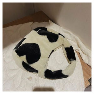 Détail de la texture en fausse fourrure douce et du motif coeur de ce sac à bandoulière