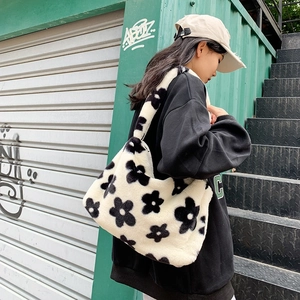 Sac à bandoulière en fausse fourrure blanche à motif floral noir pour le style hiver