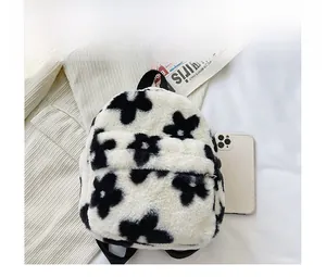 Mini sac à dos en peluche à motif floral noir et blanc avec téléphone pour comparaison