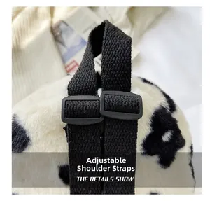 Détail de la bandoulière réglable en nylon noir sur un sac à dos en peluche à fleurs