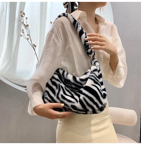 Detail der flauschigen Schultertasche mit Zebramuster und weichem Kunstfell-Material