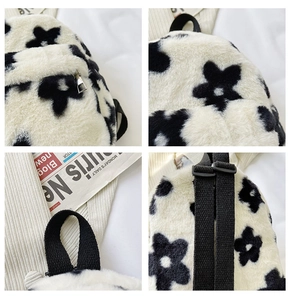 Détails du sac à dos en peluche à fleurs avec bretelles réglables et fermetures éclair