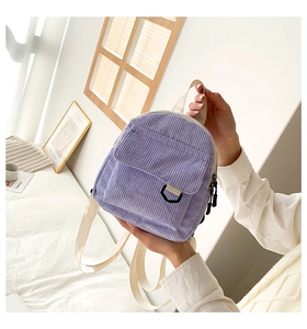 Detail eines hellvioletten Cord-Minirucksacks mit Vordertasche und Segeltuchriemen