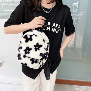 Sac à dos mignon en peluche blanc cassé avec motif floral noir et bretelles réglables