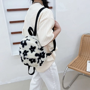 Sac à dos mignon en peluche style japonais avec motif floral noir et blanc chic