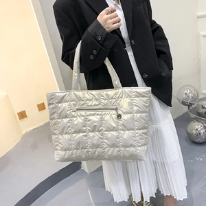 Borsa tote imbottita trapuntata color champagne con ampia capacità e tasca frontale
