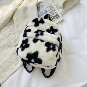 Sac à dos en peluche japonais noir et blanc avec motif floral et texture douce