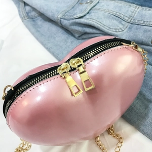 Chic heart-shaped mini crossbody bag in pearly pink with golden metal chain strap
