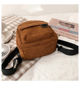 Detaillierte Textur eines braunen Cord-Rucksacks mit Vordertasche und Nylonriemen