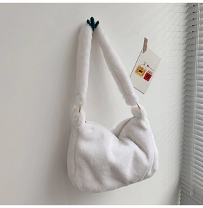 Detail der weichen weißen Kunstfell-Cloud-Tasche mit flauschiger Textur und Goldring