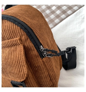 Nahaufnahme der braunen Cordtasche mit schwarzem Reißverschluss und verstellbarer Schnalle