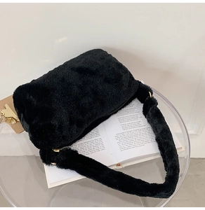 Detailansicht der schwarzen Plüsch-Schultertasche mit weichem Kunstfell und goldenem Reißverschluss