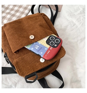 Detail eines braunen Cord-Rucksacks mit Innenfach für ein großes Smartphone