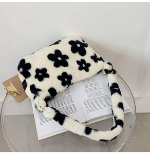 Detailansicht der flauschigen schwarz-weißen Plüsch-Schultertasche mit Blumenmuster