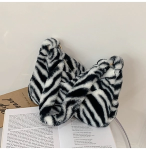 Detail der flauschigen Schultertasche mit Zebra-Print und goldenem Metall-Verschluss