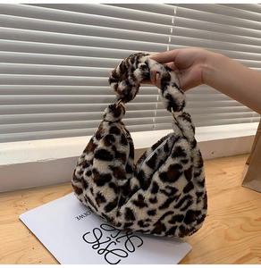 Detailaufnahme der Hobo-Tasche aus Kunstpelz mit Leopardenmuster und Metallring-Griff