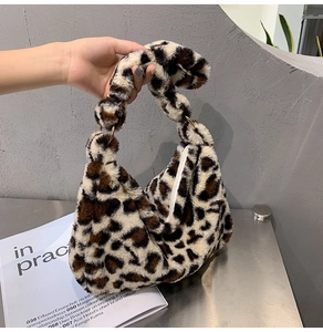 Detail der flauschigen Achseltasche mit Leopardenmuster, Metallringgriff und Reißverschluss