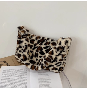 Detail der flauschigen Leopard-Plüschtasche mit weicher Kunstpelz-Struktur für den Herbst