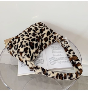 Detailansicht der Schultertasche aus Kunstpelz mit Leopardenmuster auf einem Tisch