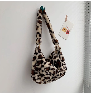 Detail der weichen Kunstfell-Schultertasche mit Leopardenmuster und Plüsch-Hobo-Design