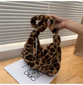 Detail der Plüschtasche mit Leopardenmuster, Knotengriff und robustem Metallreißverschluss