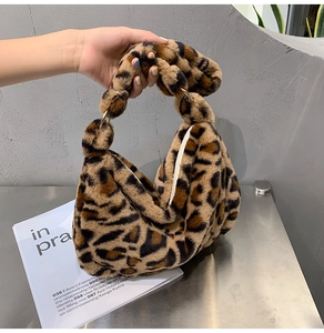 Nahaufnahme der Plüschhandtasche mit Leopardenmuster, weiche Textur und Metallringschnalle