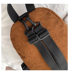 Brauner Cord-Rucksack mit verstellbaren schwarzen Nylongurten und robusten Schnallen
