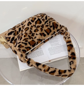 Detailansicht der Schultertasche aus Kunstpelz mit Leopardenmuster und goldener Metallschnalle