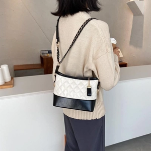 Chic quilted rhombic pattern crossbody bag with leather chain strap for women