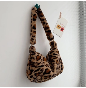 Detail einer flauschigen Kunstfell-Schultertasche mit Leopardenmuster am Wandhaken